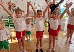 Dzieci trzymają ręce w górze