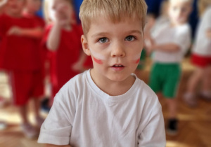 Chłopiec robi młynek rękoma