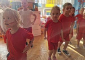 Dzieci robią ruchy okrężne bioderkami