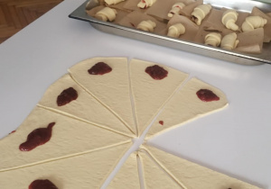 Ciasto na rogale pokrojone na trójkąty z nadzieniem