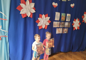 Dwoje dzieci z historyjką obrazkową