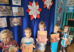 Piątka dzieci z historyjką obrazkową o koziołkach