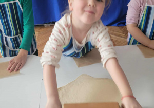 Dziewczynka wałkuje ciasto