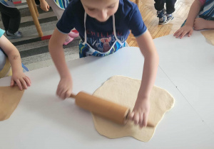 Chłopiec wałkuje ciasto