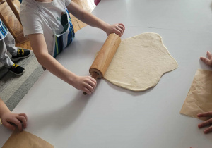 Chłopiec trzyma wałek