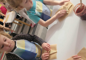 Dzieci zawijają rogale