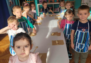 Dzieci z zawiniętymi rogalikami