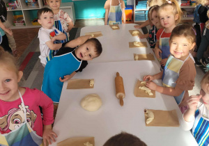 Dzieci z rogalami na papierze do pieczenia