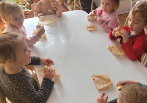 Dzieci jedzą rogale