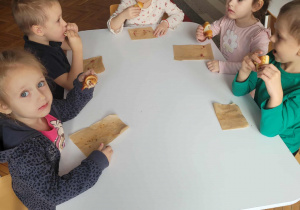 Dzieci z upieczonymi rogalami