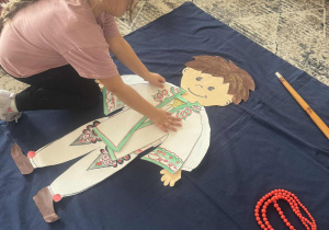 Dziewczynka przyczepia do górala katanę