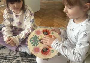 Dziewczynka ogląda haft