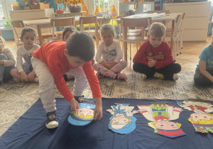 Chłopiec nakłada czepiec