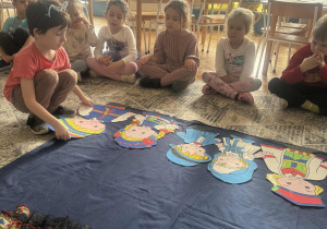 Chłopiec odkłada łówicką sylwetę