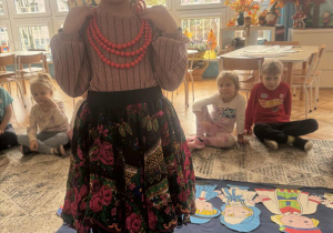 Dziewczynka w sukience góralskiej z koralami