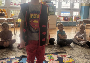 Chłopiec w kamizelce krakowskiej