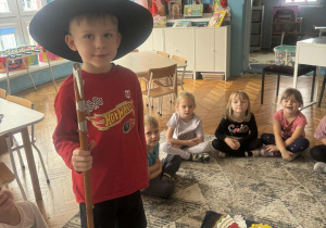 Chlopiec z ciupagą i kapeluszem góralskim