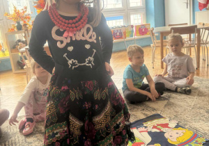 Dziewczynka z koralami w sukience góralskiej