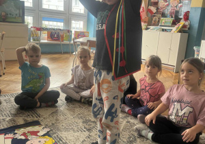 Chłopiec zakłada kamizelkę krakowską