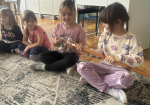 Dziewczynki podają sobie ciupagę