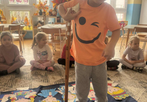 Chłopiec trzyma ciupagę