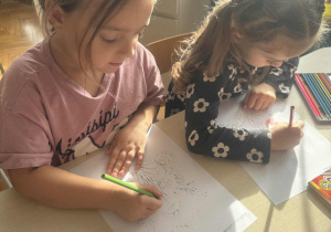 Dziewcyznki kolorują wzór łowicki