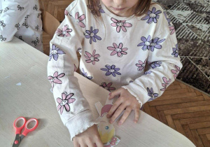 Dzieczynka przykleja czepiec