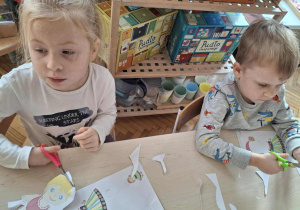 Dzieci wycinaja postacie