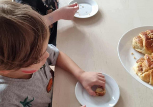 Dzieci jedzą rogale