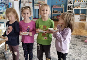 Dzieci stoją z rogalikami