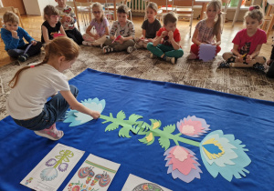 Dziecko układa wzór łowicki