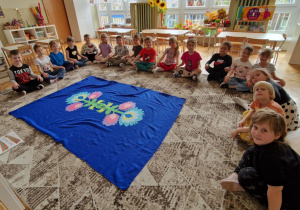 Dzieci z ułożonym wzorek łowickim