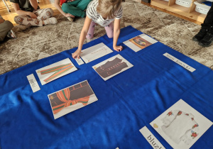 Dzieci podpisują elementy stroju łowickiego