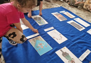 Dziewczynka przykłada napis chusta