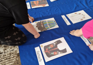 Dziewczynka przykłada napis kiecka