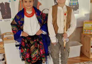 Dzieci w strojach góralskich