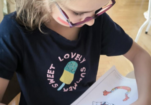 Dziewczynka wycina nożyczkami