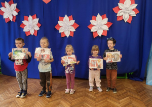 Dzieci z symbolami narodowymi