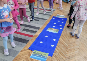 Dzieci chodzą wokł rzeki Wisły