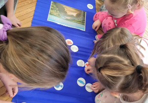 Dzieci odszukują cienie