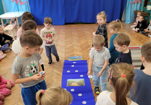 Dzieci idą wzdłuż rzeki Wisły