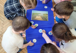 Dzieci odszukują cienie ryb