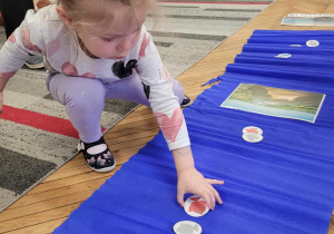 Dziewczynka odszukuje cień