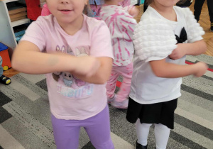 Dziewczynka robi młynek rękoma