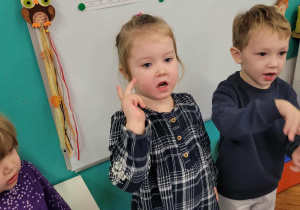 Dziewczynka liczy do trzech