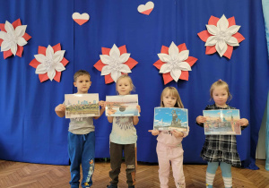 Dzieci z symbolami Warszawy