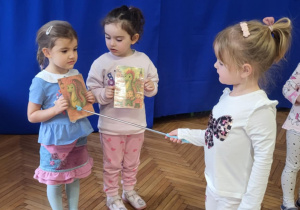 Dziewczynka wskazuje smoka Bazyliszka