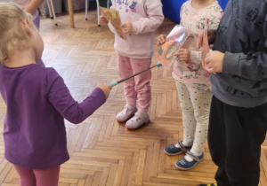 Dziewczynka wskazuje odbicie smoka w lustrze