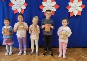 Dzieci z hisotryjką obrazkową o Bazyliszku