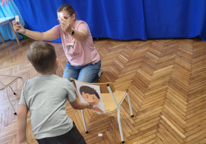 Karmienie przysmakami dzieci